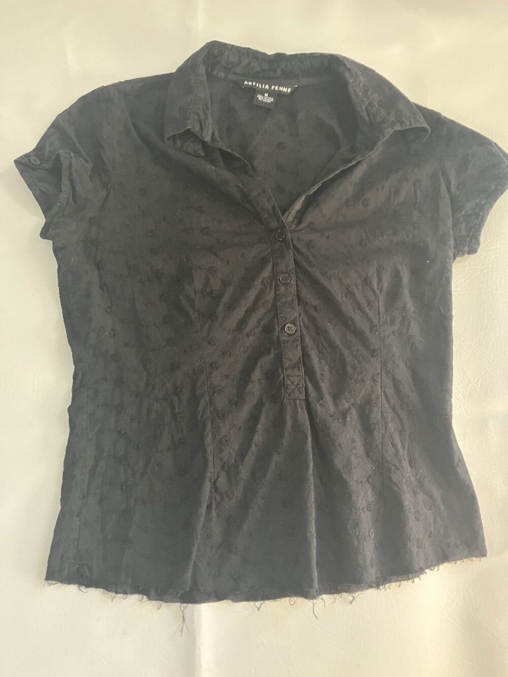 Antilia Femme Black Button-Up Short-Sleeve Top With Textured Floral Pattern - Si